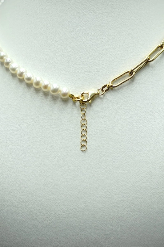 Choker z perłami i złotym łańcuszkiem