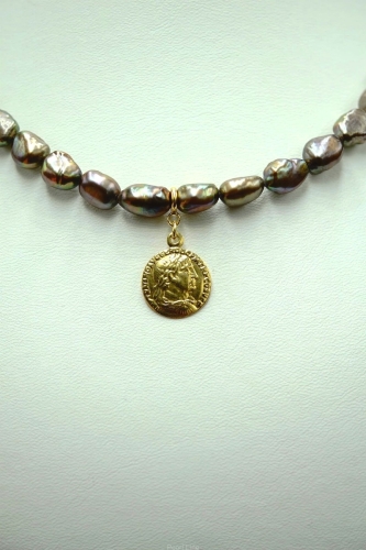 Choker z brązowych pereł z Rzymską monetą