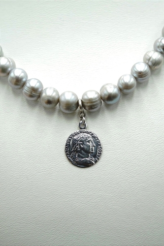 Choker ze srebrnych pereł z Rzymską monetą