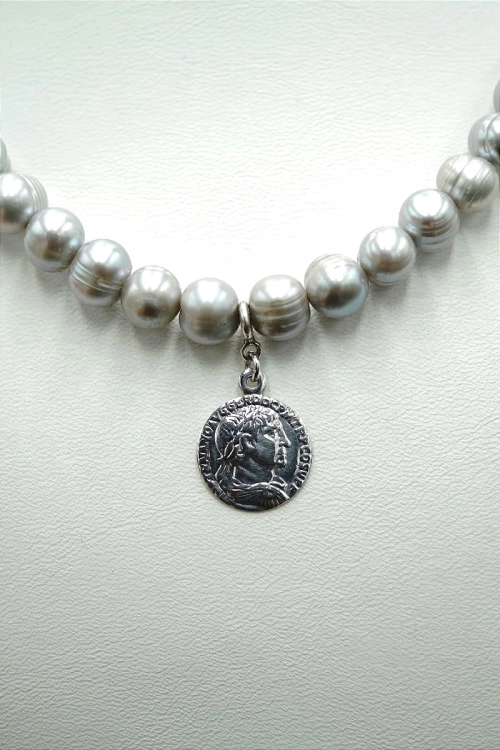 Choker ze srebrnych pereł z Rzymską monetą