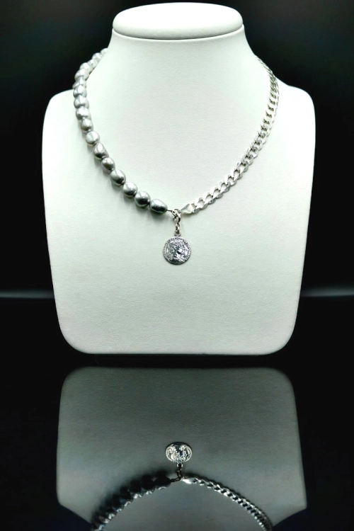 Choker ze srebrnych pereł Baroque z łańcuchem i monetą