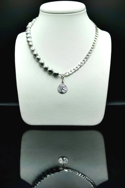 Choker ze srebrnych pereł Baroque z łańcuchem i monetą