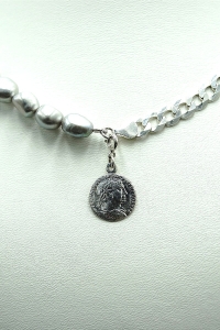 Choker ze srebrnych pereł Baroque z łańcuchem i monetą