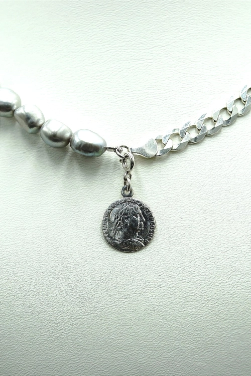 Choker ze srebrnych pereł Baroque z łańcuchem i monetą