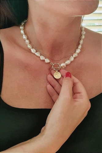 Choker z białych pereł Baroque z pozłacaną monetą