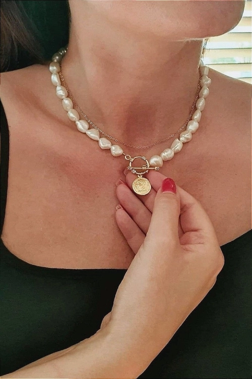 Choker z białych pereł Baroque z pozłacaną monetą