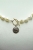 Choker z białych pereł Baroque z pozłacaną monetą