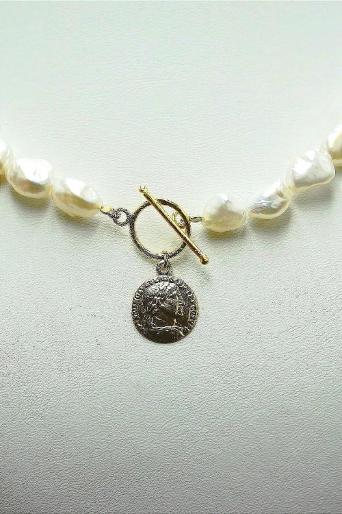 Choker z białych pereł Baroque z pozłacaną monetą