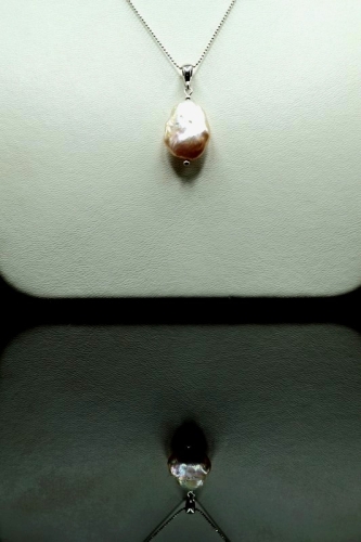 Wisiorek z perłą Keshi