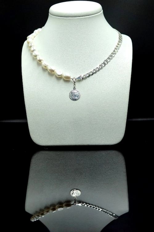 Choker z białych pereł Barock z łańcuchem i monetą