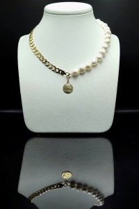 Choker z białych pereł Baroque z łańcuchem i monetą