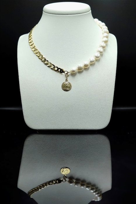 Choker z białych pereł Baroque z łańcuchem i monetą