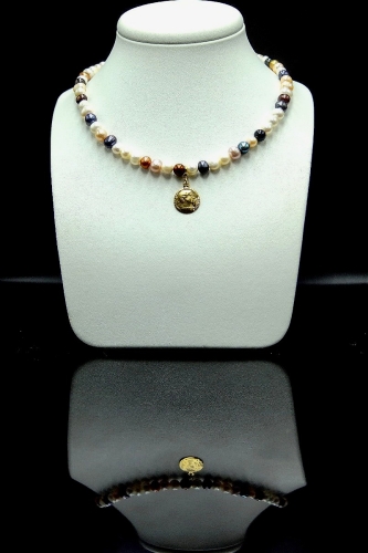 Choker z kolorowych pereł z Rzymską monetą