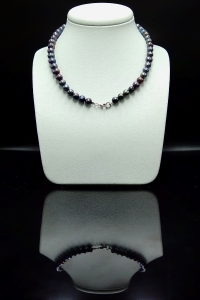 Choker z granatowych pereł z Rzymską monetą