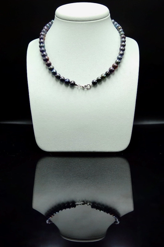 Choker z granatowych pereł z Rzymską monetą