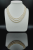 Klasyczny długi naszyjnik z białych perełek