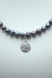 Choker z granatowych pereł z Rzymską monetą
