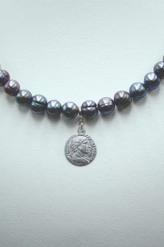 Choker z granatowych pereł z Rzymską monetą