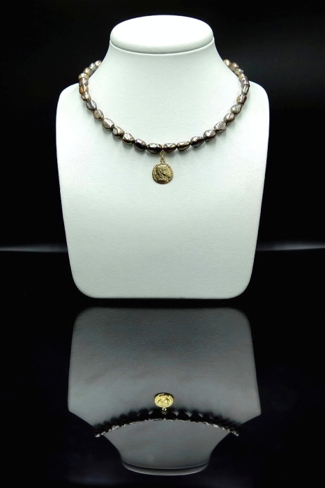 Choker z brązowych pereł z Rzymską monetą