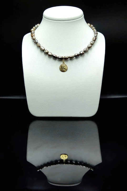 Choker z brązowych pereł z Rzymską monetą