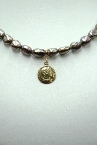 Choker z brązowych pereł z Rzymską monetą