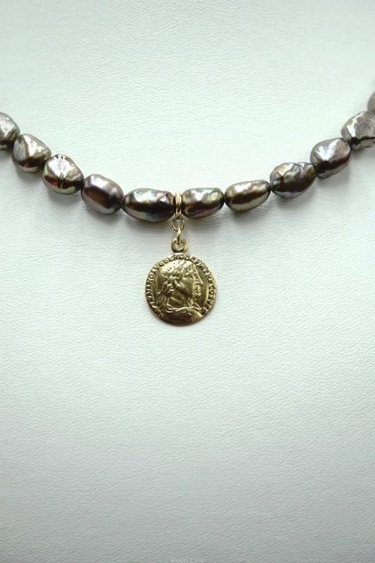 Choker z brązowych pereł z Rzymską monetą