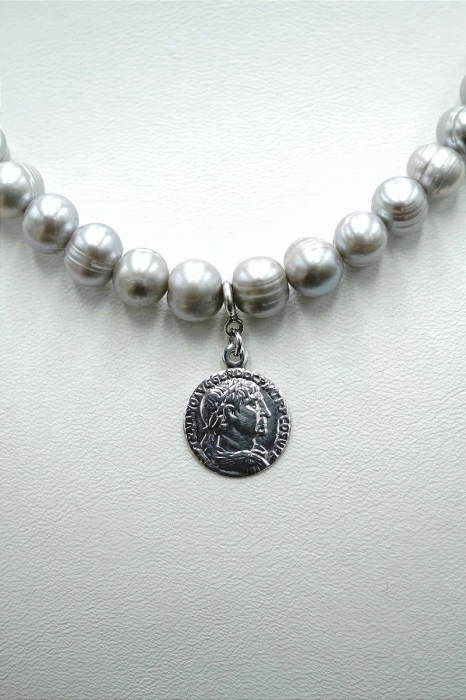 Choker ze srebrnych pereł z Rzymską monetą