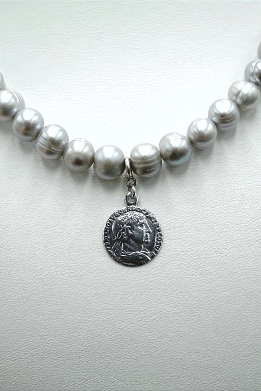 Choker ze srebrnych pereł z Rzymską monetą