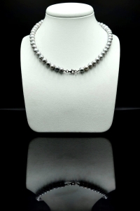 Choker ze srebrnych pereł z dowieszaną monętą